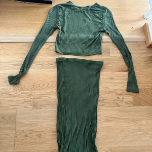 Kjol & tröja - Snyggt set 😍🌟 stretchiga material formar sig efter kroppen. Helt perfekt på med ett par klackar eller sandaler 👡 inför sommaren eller varför inte fest 🎉? Sitter så fint på! Använd 1 gång. För fler bilder hur den sitter på skriv DM 😘 