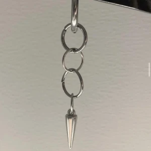 Örhängen  - Så snyggt örhänge med en nit längst ner. Köp för 139kr/st Köp par för 259kr Modell 040