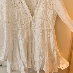 studentkläning Zara - slutsåld överallt, buda på!! mitt pris kommer inte sänkas!!! den är aldrig använd, skulle ha den till studenten men blev en annan