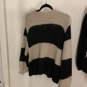 Stickad tröja  - Stickad tröja från Gina tricot i st xs. Nästan aldrig använd och i gott skick