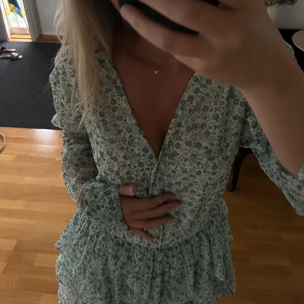 Världens sötaste sommarklänning från Gina tricot. Grön/vit, blommor, volanger💐Väldigt fint skick! (Kommer tyvärr inte till användning). Klänningar.