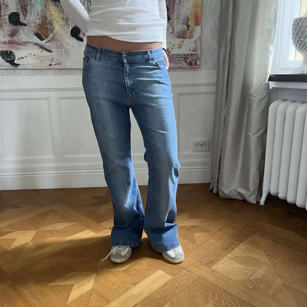 Jeans med baggy fit  Innerbenslängd 74 cm. Midjemått 83 cm. Modellen är 170 cm.. Jeans & Byxor.