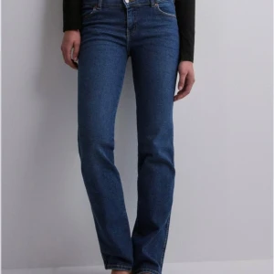 Dr denim dixy jeans - Lågmidjade jeans som inte används längre. Köptes för 699kr. Knappt använda 🩵🩵storlek m/34 men passar xxs eller xs. Stretchiga och sköna! SÄLJER ÄVEN I SVARTA