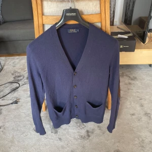 Ralph Lauren cardigan - Säljer min Ralph lauren cardigan i grymt skick. Vid frågar är det bara att skriva!