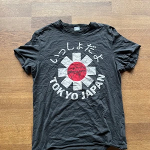 T-shirt med skönt tryck - Red Hot Chilli Pepers(rockband) t-shirt med ett snyggt tryck på framsidan. Storlek S/M. Tveka inte på att höra av dig vid frågor eller funderingar!