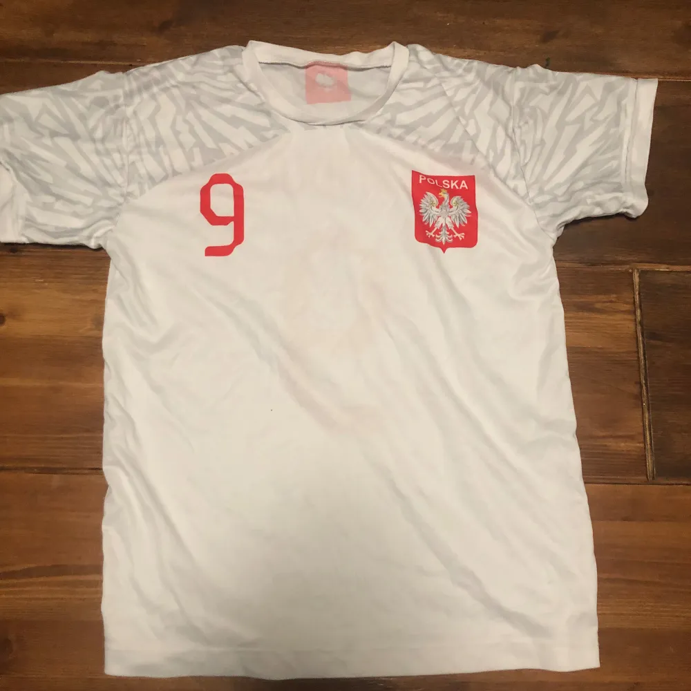 Lewandowski polen fotbollströja. Sprillans ny aldrig använd. Fint skick. T-shirts.