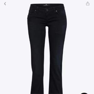 Säljer dessa low waist bootcut jeans ifrån Ltb, som är köpta här på Plick!!❤️ De passade tyvärr inte mig så säljer nu vidare dom! Midjemått: 35x2, de är lite för långa för mig som är 163cm.💓