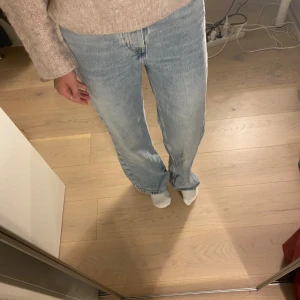 Ljusblå jeans - Säljer ett par ljusblå jeans i en avslappnad och bekväm stil. De har en rak passform och är perfekta för vardagsbruk. Jeansen är i bra skick och passar till de flesta outfits.