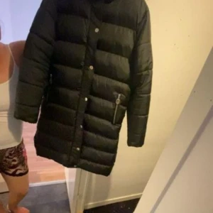 Jacka  - Hej! Säljer dessa fina jacka för dam. Storlek L men passar M.. priset kan diskuteras😊