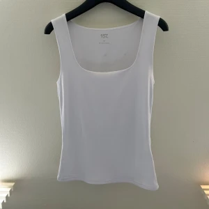 Vitt linne - Säljer detta fina vita linnet från lager 157 som går att använda åt båda hållen i storlek xs. Säljer då jag inte fått användning för den, helt oanvänd med prislappen kvar🤗 Skriv privat för fler bilder