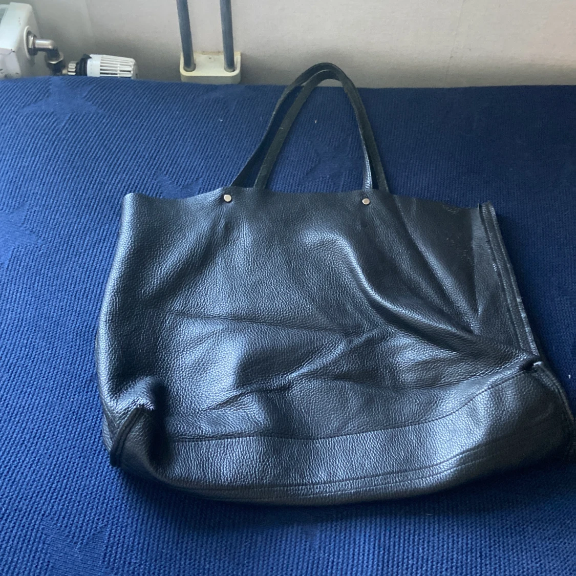 En svart skinn väska 