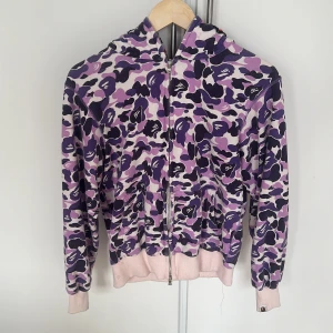 Bape hoodie - Säljer en lilla Bape hoddie som är i mycket bra skick. Kom pm för frågor!