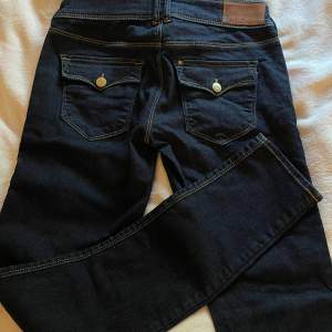 Mörkblåa lowrise y2k slim fit/skinny jeans med coola fickor från H&M  Inga defekter