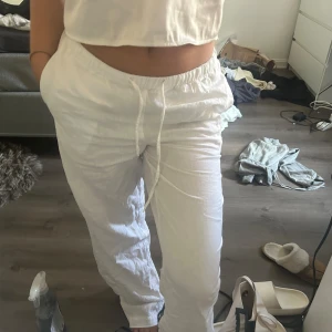 Vita linnebyxor - Från bikbok, använda ca två gånger 