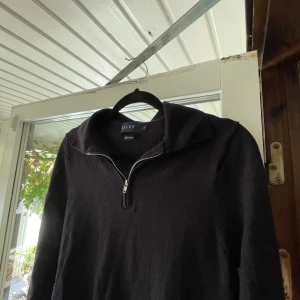 Riley half zip merinoull  - Säljer nu denna bekväma o fräscha tröja, perfekt inför skolstarten.  Tröjan är i bra skick och snålt använd. Tröjan är liten i storleken så passar även XS. Hör av er vid minsta fundering, pris ej hugget i sten!