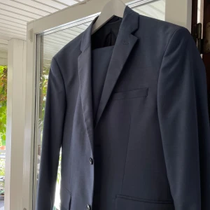 Kostym - Riktigt fräscht kostymset från H&M, slim fit!  Använd vid 1 tillfälle, riktigt bra skick. Kavaj storlek M: 300kr Kostymbyxor storlek 52: 200 kr Hela kostymsetet: 400  Priset är ej hugget i sten!