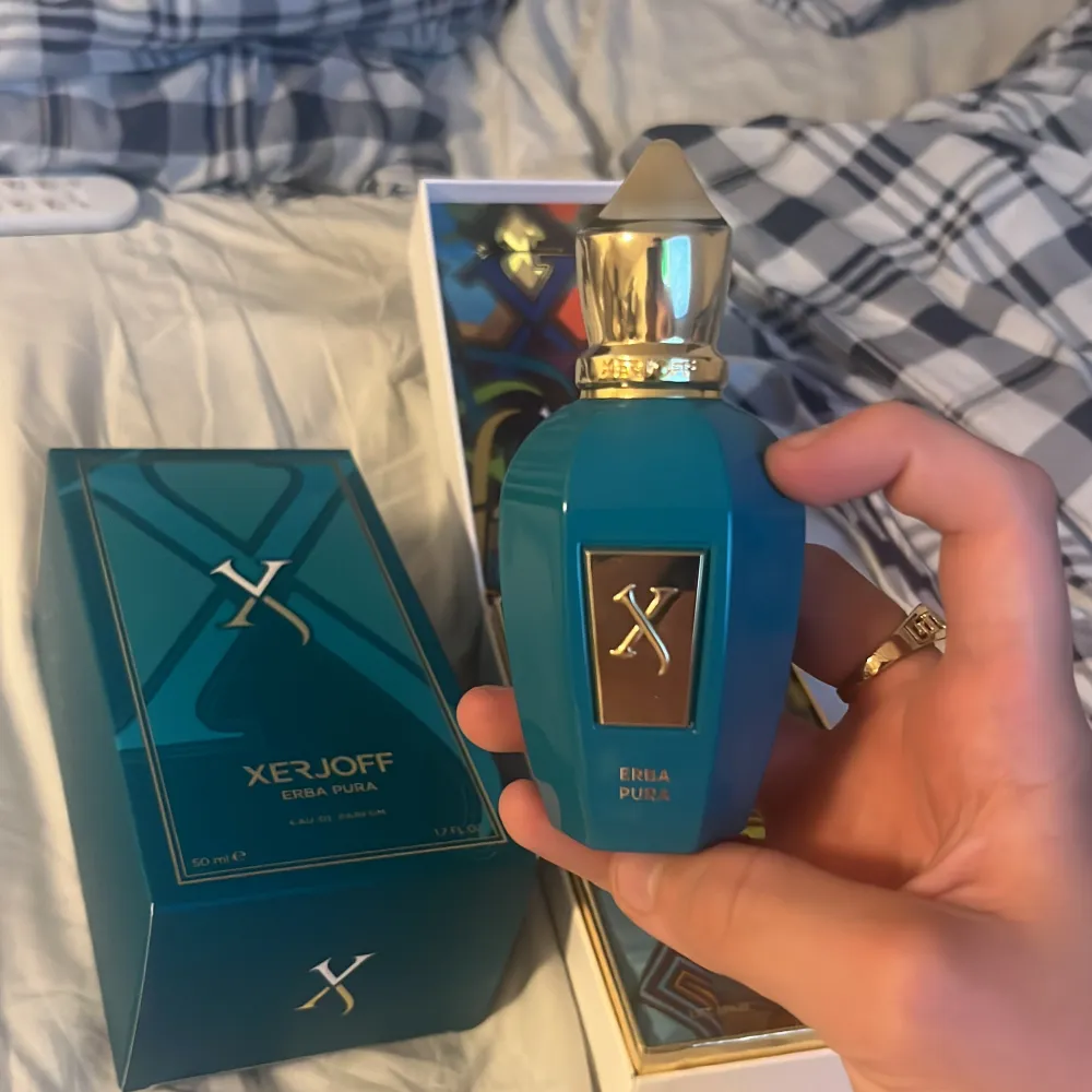 Xerjoff erba pura med full presentation, box, ytterbox osv. 50ml, Anvädt 4-5 gånger vätskan är upp till där jag har mitt pekfinger på sista bilden, väldigt fruktig och god sommar doft som fyller rummet. Kom med prisförslag :). Parfym.