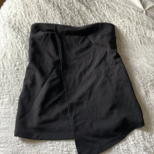 Off shoulder topp  - Off shoulder topp som knappt är använd. Den går ner på höften och sitter bra! 