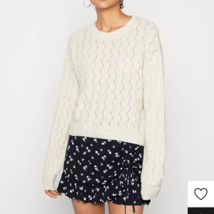Stickad tröja  - Beige stickad tröja från Vero Moda men beställd från zalando! Tröjan är i storlek xs och är i en beige/off white färg.  (Köparen står för frakten)