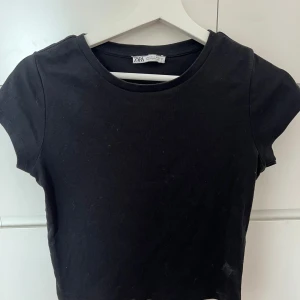 Svart tshirt zara - Kort svart tshirt från zara  Mycket bra skick Passar xxs-M skulle jag säga, blir bara olika korta! Skriv för fler bilder eller vid frågor ❣️