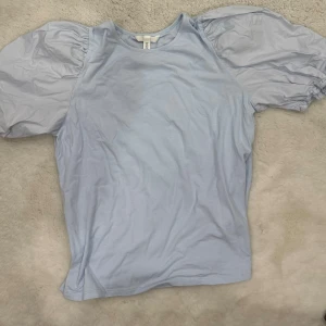 Blå tröja - Blå tröja med puffiga armar, såå fin, bild på hur den ser ut på en influencer ☺️