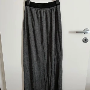 Kjol - Grå kjol från Boohoo i storlek 40. Går ändå ner på mig som är 158 cm. 