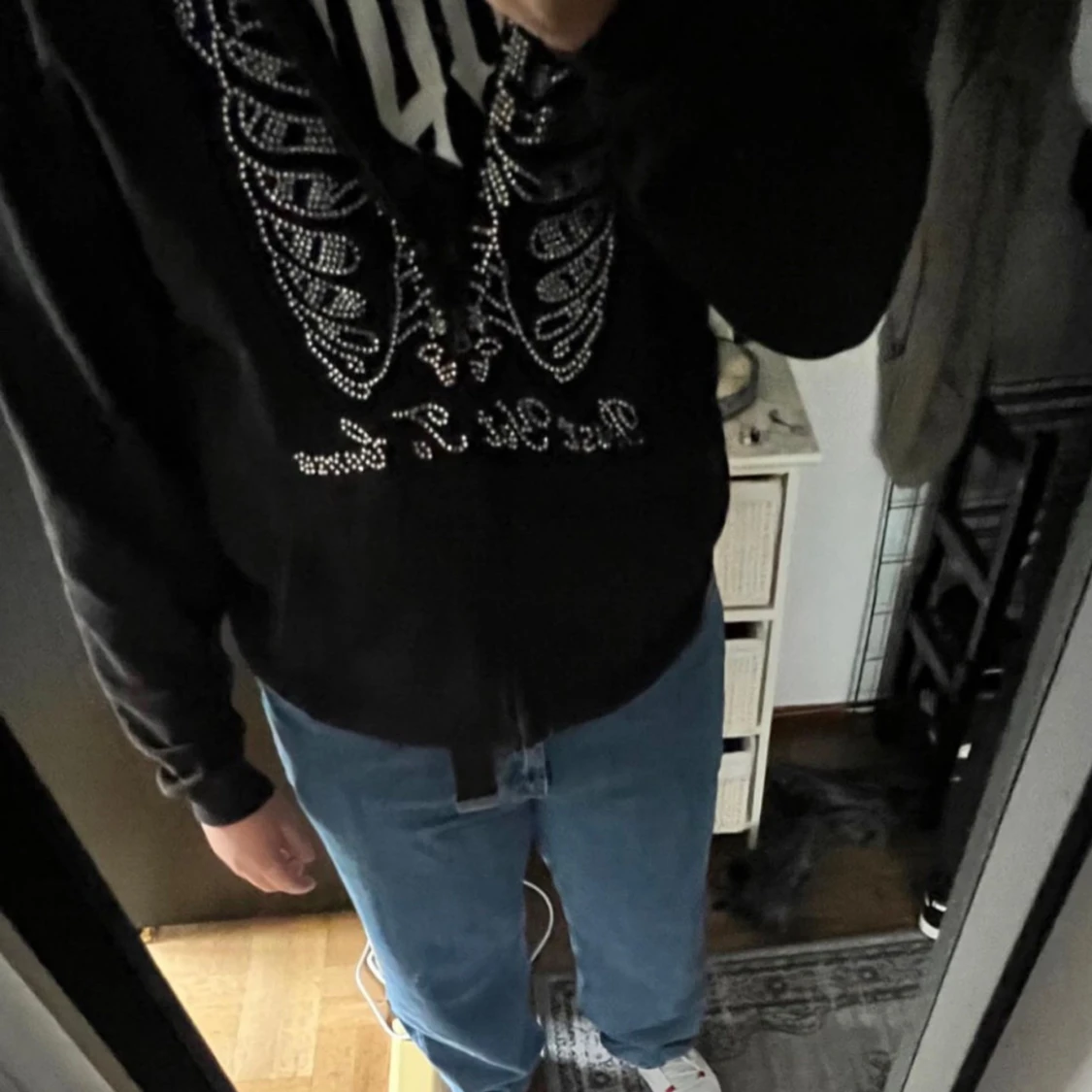 Svart hoodie med strassdetaljer