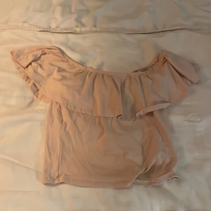 Söt volangtröja!💗 - Säljer denna rosa volangtröja då den är för stor, är i storlek L men skulle säga att den passar folk som bär S!💞 