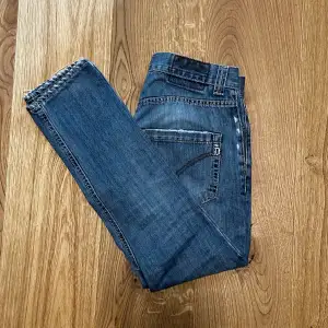 Ett par feta dondup jeans! Jeansen har inga defekter, skicket är 8/10. Mått: W29, benlängd: 89cm, innerbenslängd: 65cm Hör av er vid minsta fundering!💫