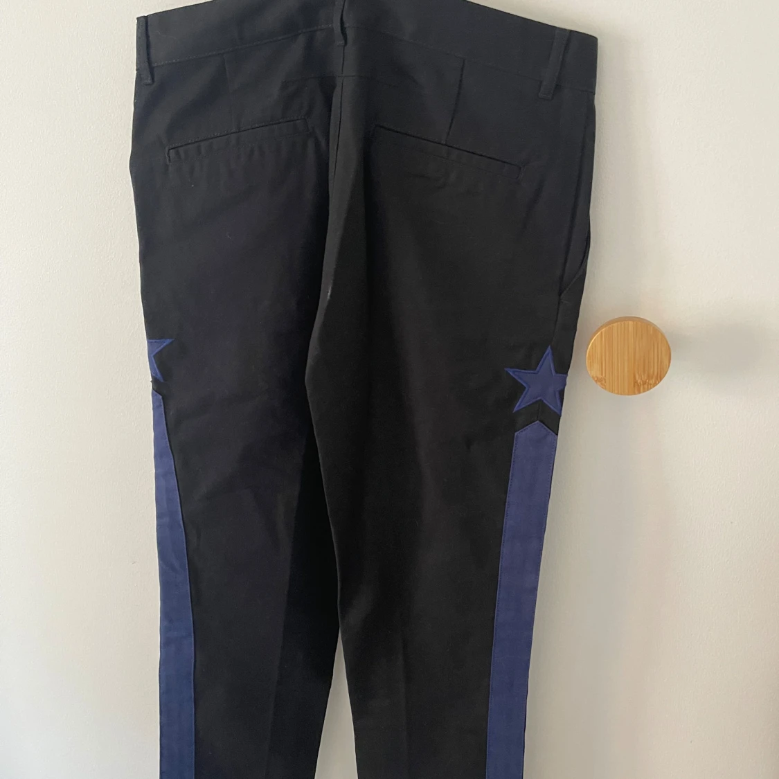 Svarta byxor med blå stjärndetaljer - 90