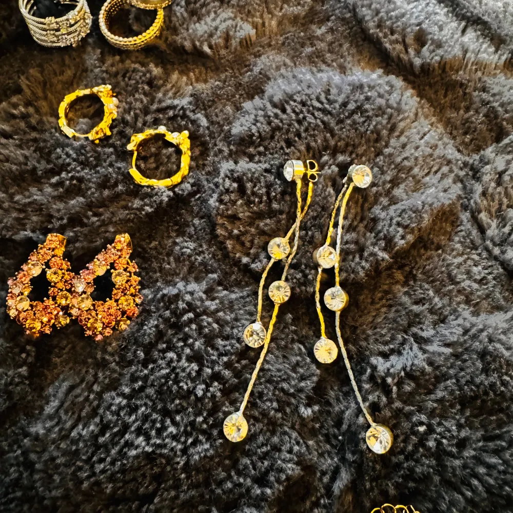 Säljer en samling av smycken(pilgrim med andra äkta märke) som inkluderar flera ringar, örhängen och halsband. Det finns både guld- och silverfärgade smycken, samt några med pärlor och stenar. Perfekt för att piffa upp din outfit oavsett tillfälle! allt är äkta Siler/S.steel/guldplatterat . Accessoarer.