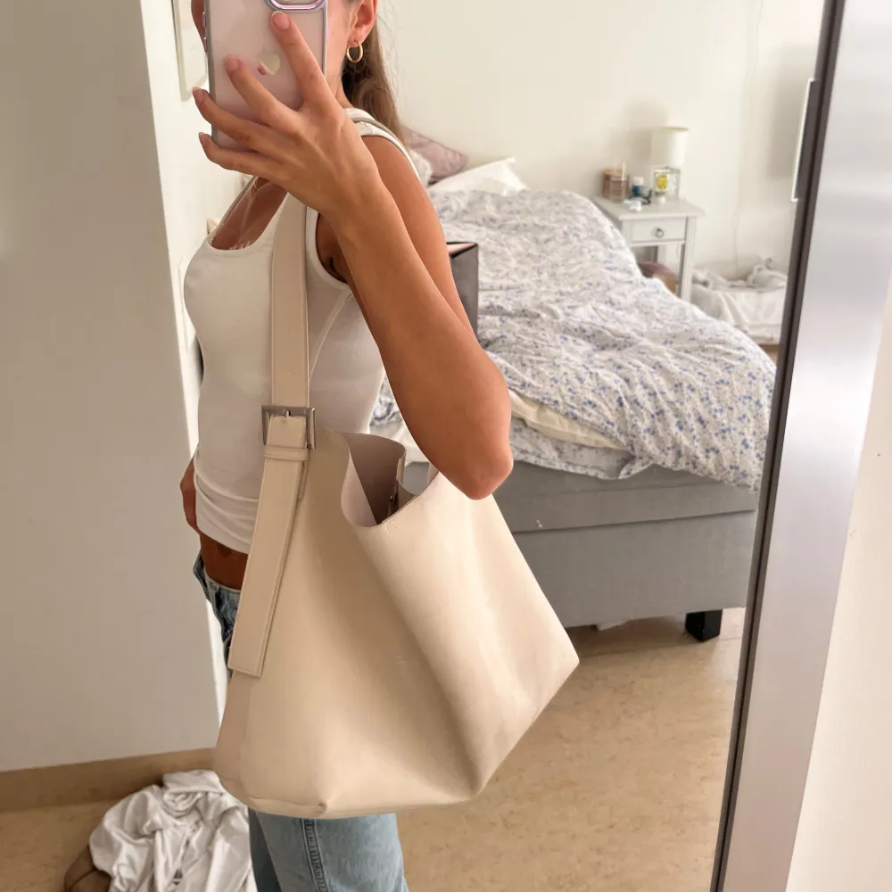 Så fin beige väska från Bikbok. Den är inte speciellt använd men tyvärr blivit lite smutsig som säkert går att tvätta, men därför priset. Är dock inget man tänker på om man inte kollar noga🤍. Laukut & Käsilaukut.