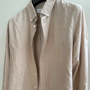 Samsøe Samsøe långärmad skjorta - Beige långärmad Samsøe Samsøe skjorta (Liam BX shirt) i färgen ”Hummus” och storlek M. Använd endast ett fåtal gånger och är i väldigt bra skick. 