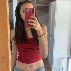 Röd rutchad topp - Använd högst tre gånger, blivit för liten för mig ❤️färgen är lik första bilden