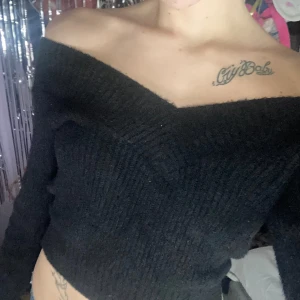 Offshoulder-tröja - En fluffig sweater/off shoulder tröja. Inte nopprig och passar bra på mig som är 170cm 60kg med små tuttar!