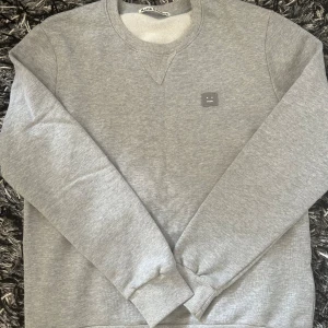 Acne Sweatshirt  - Hej! Säljer denna fina Acne Sweatshirten som passar storlek M, åt min bror just nu. Den är i ett väldigt bra skick utan skador eller fel på plagget.  Bara att höra av sig vid frågor!💞