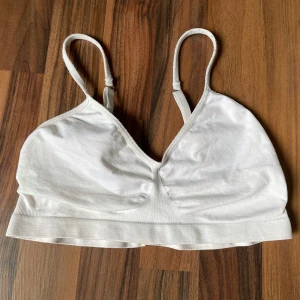 Vit bh topp / bralette - Ovadderad bh topp i one size. Ganska så stretchig. Bra begagnat skick, lite nopprig bara. Frakt på 55kr tillkommer & betalning sker via swish