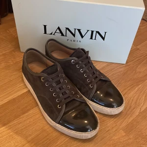 Lanvin cap toe dark grey uk8  - Säljer mina lanvin skor som är i 8/10 skick köpta på Care of Carl. Nypris 4999kr. Kom dm för frågor och prisförslag!