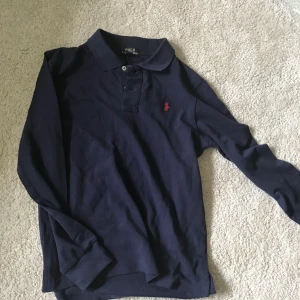 Ralph Lauren tröja - Säljer denna sjukt snygga Ralph Lauren tröja som är helt ny (lapparna kvar) Storleken är 18-20 år men passar Xs-S🙌 Skriv vid minsta fundering🙏