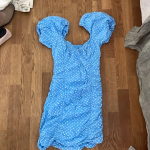 Blå zara klänning - Säljer nu min blå prickiga zara klänning!