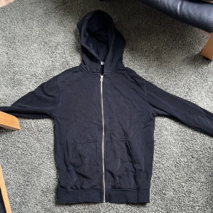 Zip hoodie weekday - Riktigt snygg weekday zip hoodie. Lite urtvättad svart som är riktigt snygg. Saknar snören men inget man tänker på och är i mina ögon snyggare. Storlek S men passar mindre M.