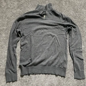Half zip - Tja! Säljer min half zip från Jack&Jones i strl S för 149 kr! Den är i bra skick 8/10 inga defekter! Hör av dig vid funder, Mvh Erik!