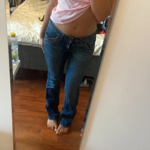 Fina jeans - Säljer nu mina finaste jeans🫠 coola detaljer på fickorna och bara helt perfekta💕💕 jag är 166, från Lindex gamla kollektion😍