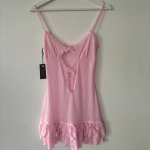 I.AM.GIA klänning 💓 - så skön klänning från I.AM.GIA med sammetsband och volanger vid kjolkanten. obs, den är lite genomskinlig. ok att köpa direkt 🩷