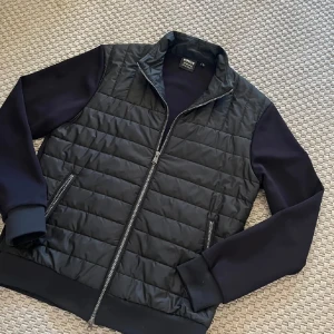 Skön cardigan  - Skön svart cardigan jacka från Barbour med dragkedja och långärmade ärmar. Jackan har en stilren design som passar bra till både fest och vardag. Skick 9/10 så nästan som ny! Bara att skriva om ni har några funderingar.