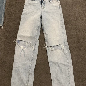 Jeans/ byx dump - Säljer flera par byxor: ljusblå jeans med slitningar, mörkblå jeans med rak passform, vita cargobyxor med fickor och svarta jeans med rak passform mm. Säljer totalt 8 stycken byxor. Fick dock inte plats med alla. Byxorna är i bra skick allihop, men vissa är mer använda än andra. Dem är från olika märken som t.ex: Gina tricot, Carin Wester…