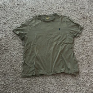 Polo ralph lauren T-shirt - Säljer en T-shirt från polo Ralph lauren. Skick 8/10. Prefekt för en stilig look.