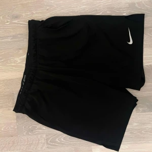 Nike Dri-FIT - Svart Nike Dri-FIT stickad träningsshorts Herr. Storlek L. Använd fåtal gånger mycket bra skick. För mer detaljer kom privat.
