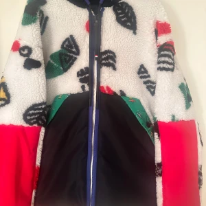 Moncler  - Moncler grenoble jacka. Super skick utöver tvättlappen är klippt. Pris 3990kr nypris 14.200kr. Perfekt till skidresan. 