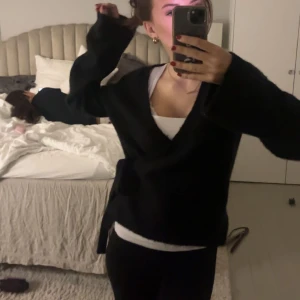 Omlott tröja - Svart omlotttröja pris kan diskuteras 